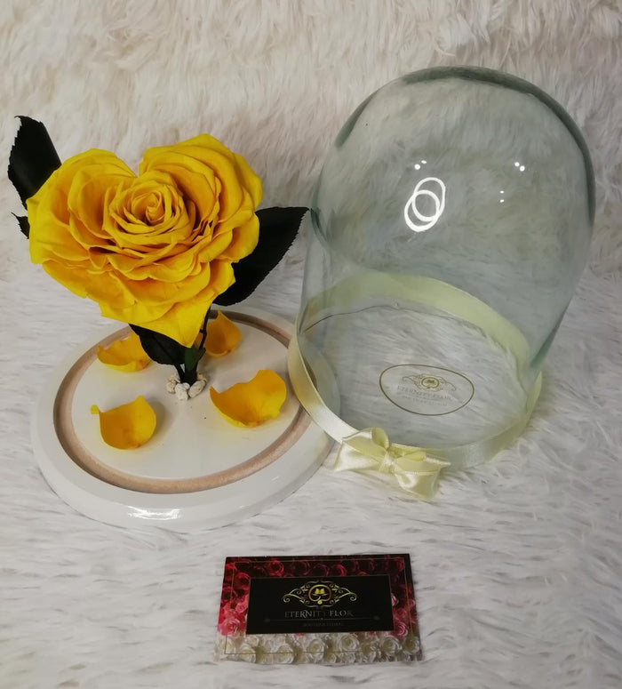 URNA DE CRISTAL L CON UNA HERMOSA ROSA PRESERVADA SUN YELLOW JUMBO EN FORMA DE CORAZON