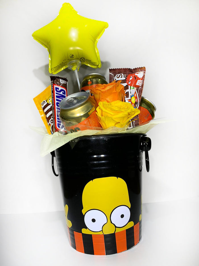 BALDE PERSONALIZADO DE  HOMERO SIMPSON CON ROSAS PRESERVADAS, DULCES Y SNACKS