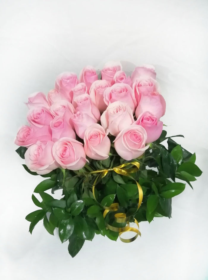 ARREGLO FLORAL PROMOCIÓN BALDE PERSONALIZADO CON 40 ROSAS PINK NATURALES DE EXPORTACIÓN