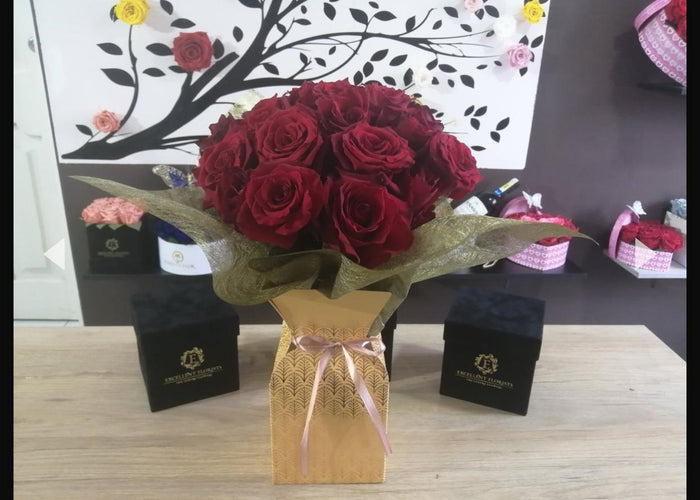 ARREGLO FLORAL PROMOCIÓN EN CAJA CON ENVOLTURA CON 25 ROSAS DE EXPORTACIÓN