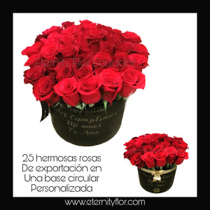 ARREGLO FLORAL CON 25 ROSAS NATURALES DE EXPORTACIÓN EN BASE CIRCULAR  PERSONALIZADA