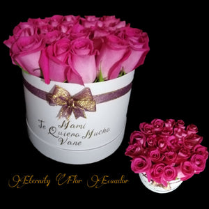 ARREGLO FLORAL EN CAJA CIRCULAR CON ROSAS FUCSIAS NATURALES DE EXPORTACIÓN