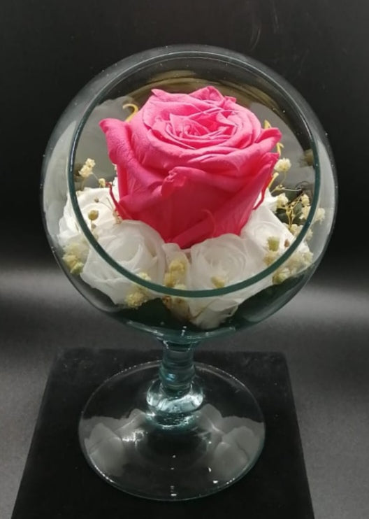 PECERA DE CRISTAL CON UNA HERMOSA ROSA MEDIANA Y RODEADA DE MINI ROSAS.