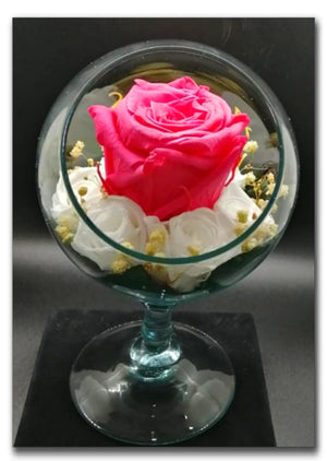 PECERA DE CRISTAL CON UNA HERMOSA ROSA MEDIANA Y RODEADA DE MINI ROSAS.