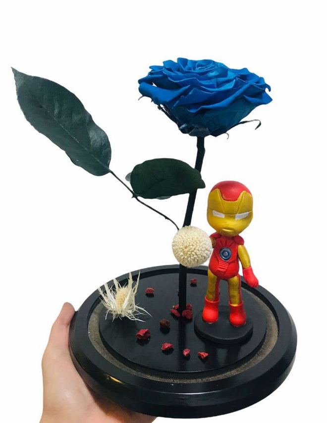 IRON MAN EN URNA DE CRISTAL XL CON UNA HERMOSA ROSA PRESERVADA