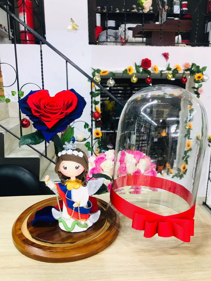 VIRGEN DE QUITO EN URNA DE CRISTAL XL CON UNA HERMOSA ROSA PRESERVADA