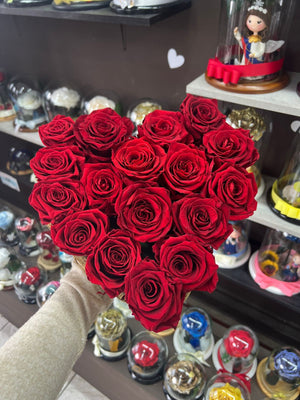 CAJA DE CORAZÓN CON 17 ROSAS PRESERVADAS EN CAJA DE MADERA